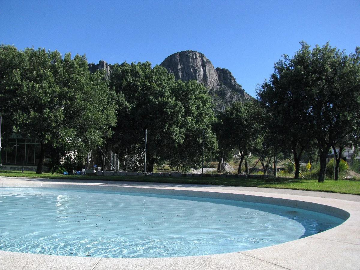 Zona de chapoteo para niños en la piscina con mejores vistas de Madrid