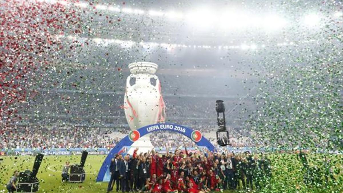 Los jugadores de Portugal celebran su histórico triunfo sobre el césped de Saint Denis.