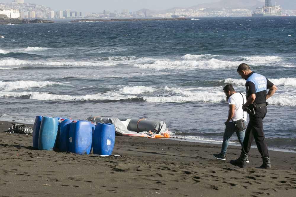 Hallan en la playa de Los Palos una zodiac