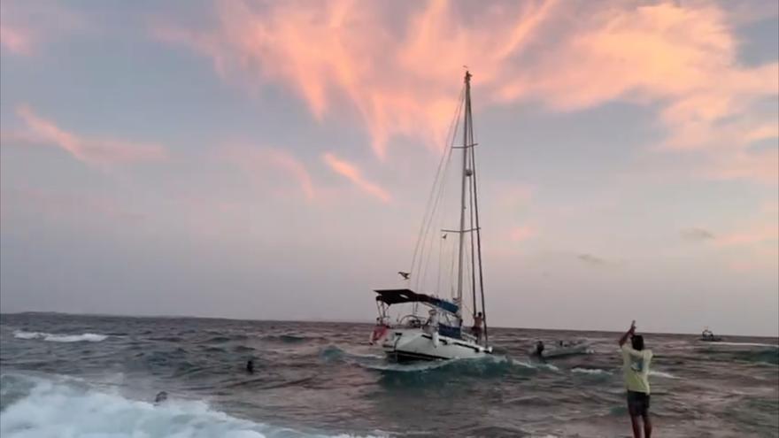 Barco encallado en Ibiza: “Mientras los demás grababan, yo me tiré al agua”