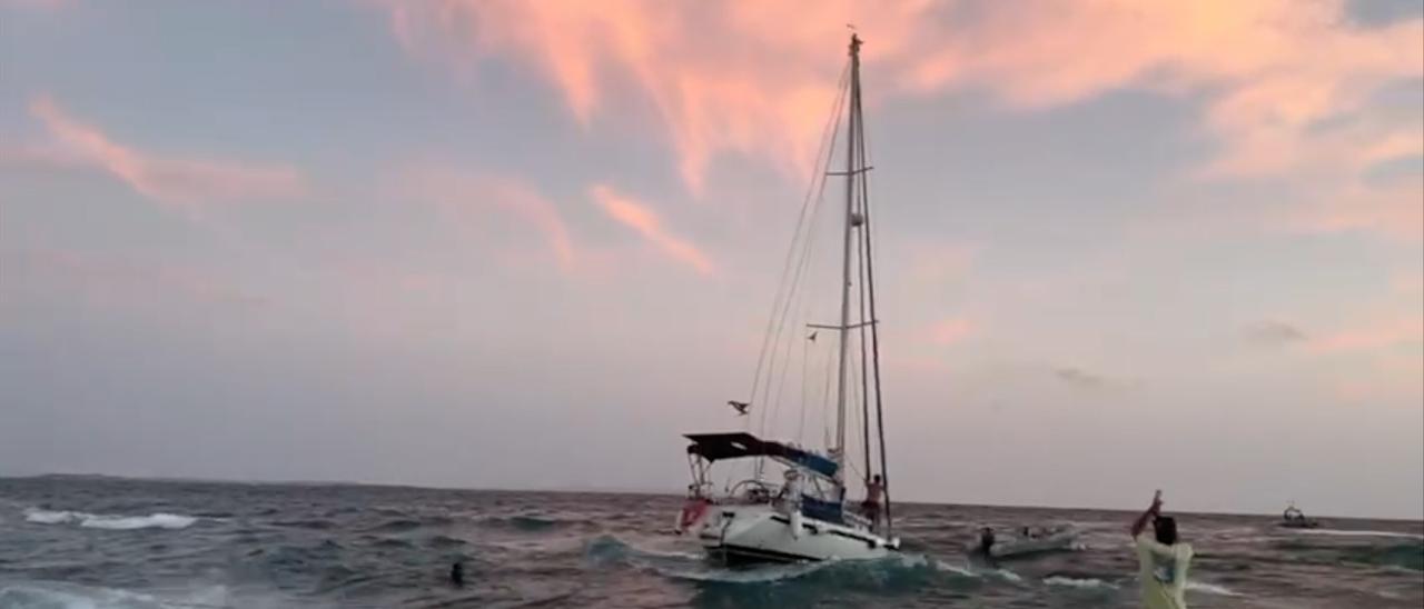 Barco encallado en Ibiza frente a ses Salines