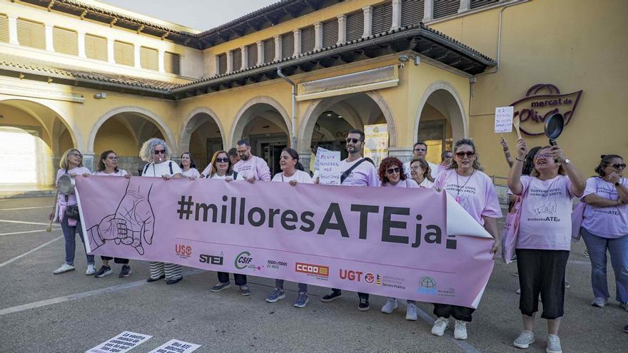Los auxiliares técnicos educativos claman en Palma contra los contratos precarios: "Es imposible tener calidad de vida"