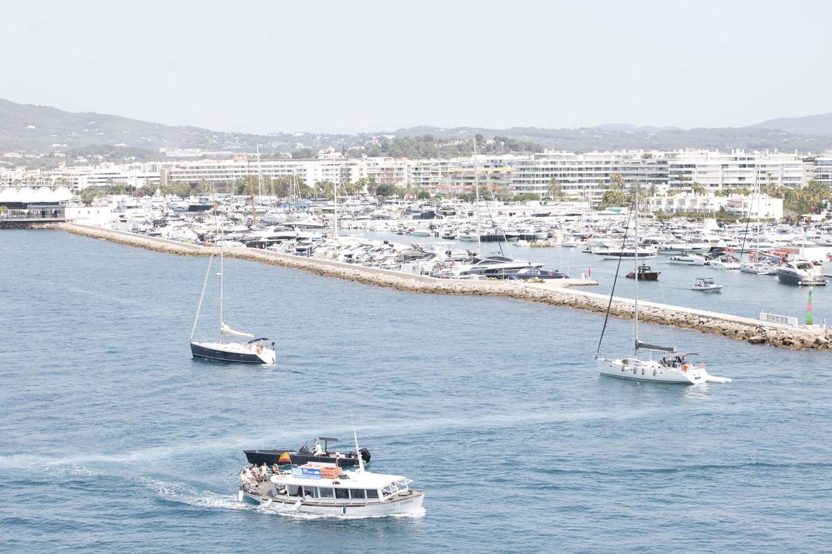 Galería de imágenes de los barcos de Transmediterránea en el puerto de Ibiza Galería de imágenes de los barcos de Transmediterránea en el puerto de Ibiza
