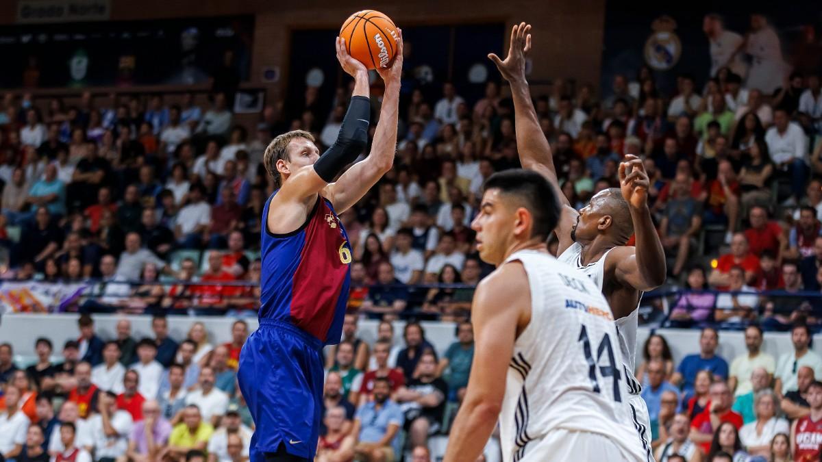 Jan Vesely, en una acción del clásico ante Serge Ibaka