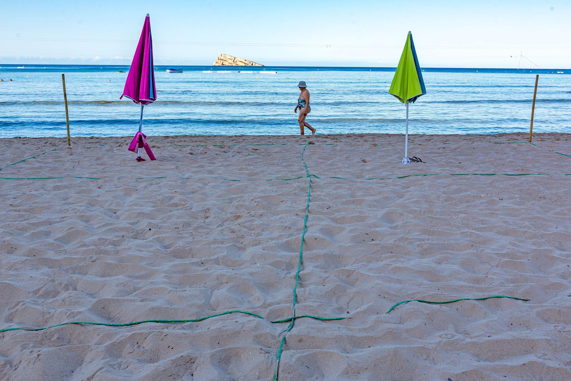 La polémica por la «reserva» de espacio en primera línea vuelve un verano más a Benidorm