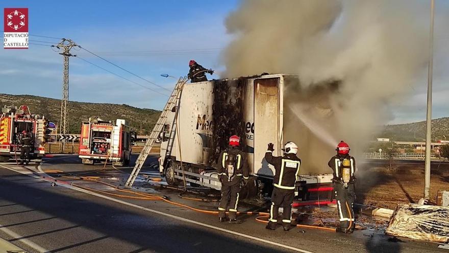 Arde un camión que transportaba muebles en Peñíscola