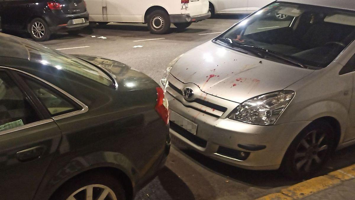 Restos de sangre sobre el capó de un vehículo estacionado en el lugar donde se produjo la agresión.