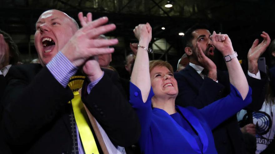 Sturgeon celebra la victòria amb seguidors del Partit Nacional Escocès