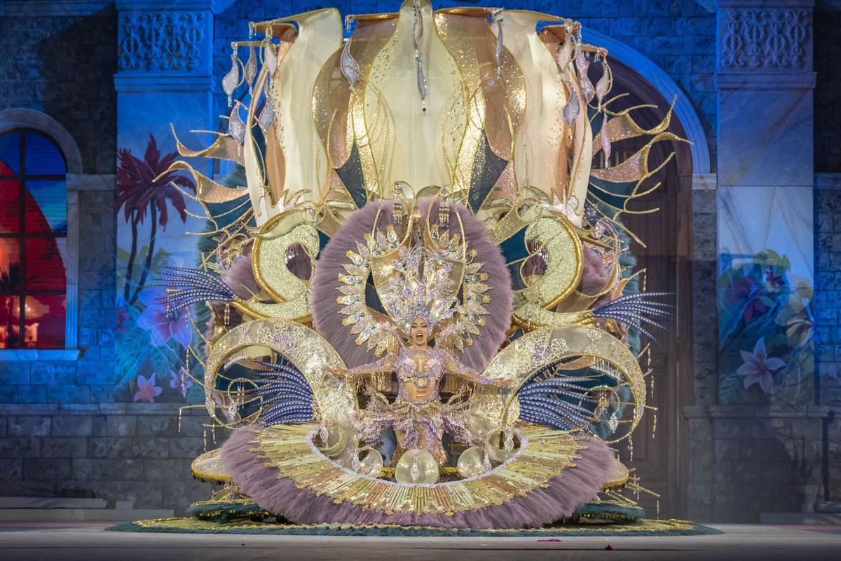 7. Elizabeth Beltrán Correa, con la fantasía 'Saher', de Dani y Diana Mena, representando al Ayuntamiento de Arona y Grupo Flipper