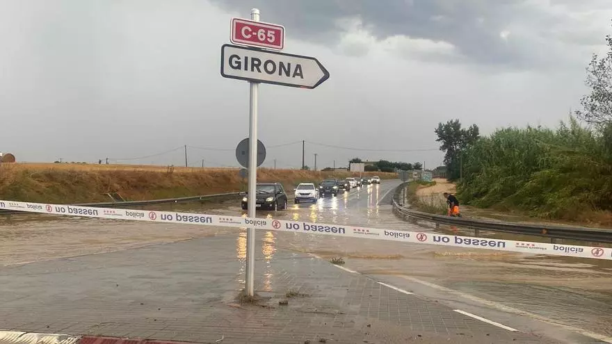 VÍDEO: Una forta tempesta obliga a tallar la C-65 a Cassà de la Selva a causa d'una inundació