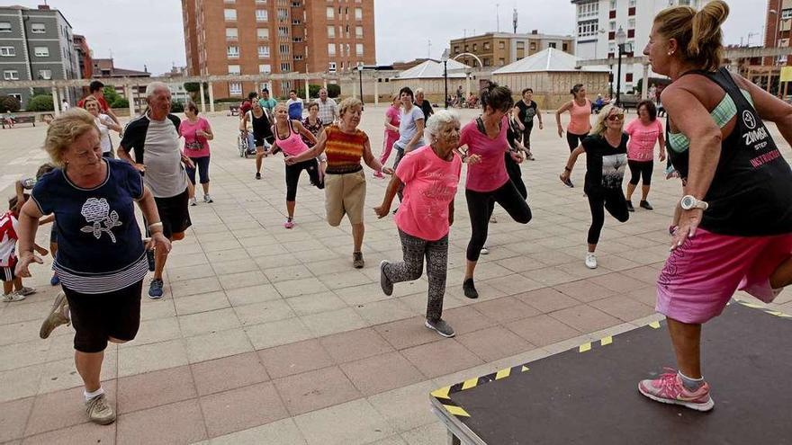 La monitora Enma Suárez dirige la sesión de zumba.