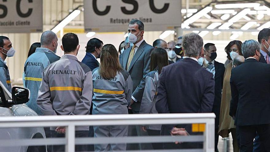 Felipe VI charla con algunos de los empleados de la factoría palentina de Villamurliel de Cerrato. | Brágimo - Ical