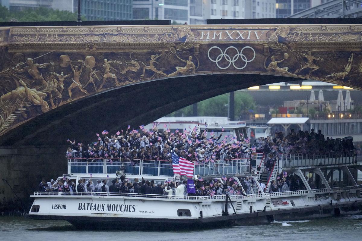 Miembros del equipo de Estados Unidos recorren el río Sena en París, Francia, durante la ceremonia de inauguración de los Juegos Olímpicos 
