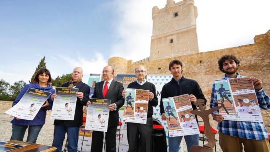 Presentación ayer en Villena de los torneos que acogerá la Academia Equelite con Juan Carlos Ferrero, segundo por la derecha.