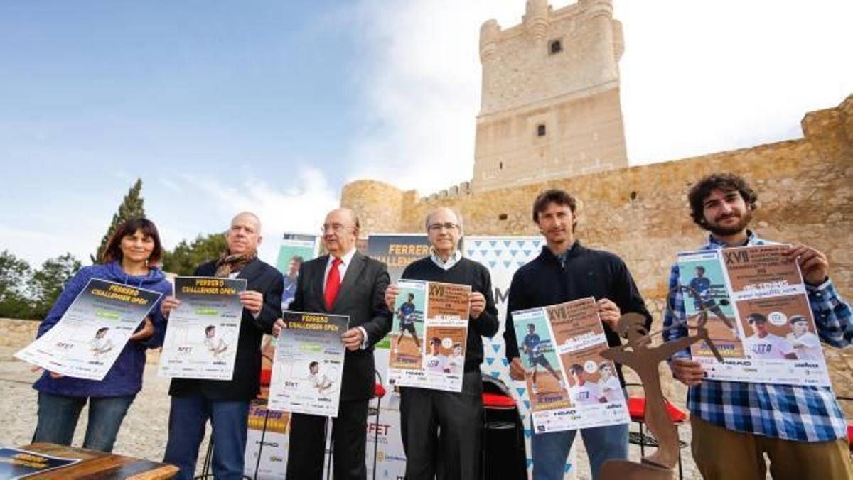 Presentación ayer en Villena de los torneos que acogerá la Academia Equelite con Juan Carlos Ferrero, segundo por la derecha.