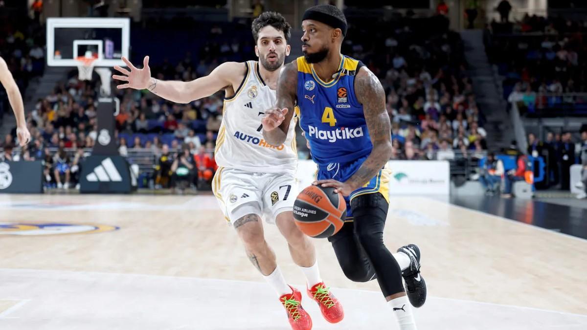 Lorenzo Brown, ante el 'Facu' Campazzo en Euroliga