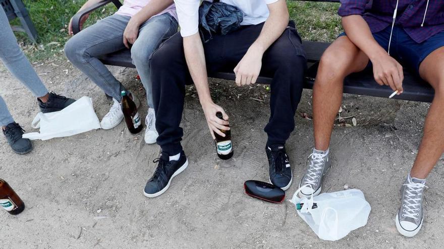 Un grupo de jóvenes, en un botellón en el parque.   | // MARISCAL