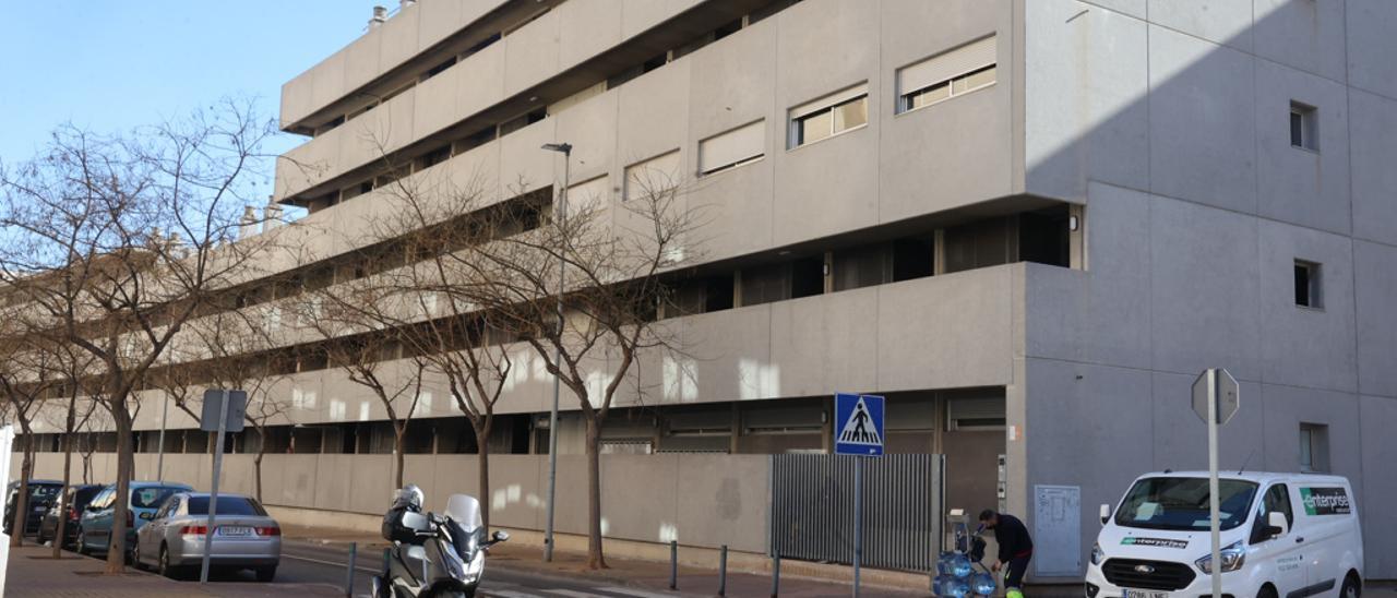 Bloque de pisos de alquiler asequible en Castelló que pertenece a la Generalitat y donde hay ocho viviendas ocupadas ilegalmente.