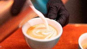 Un camarero sirve un café en un establecimiento del centro de Barcelona.