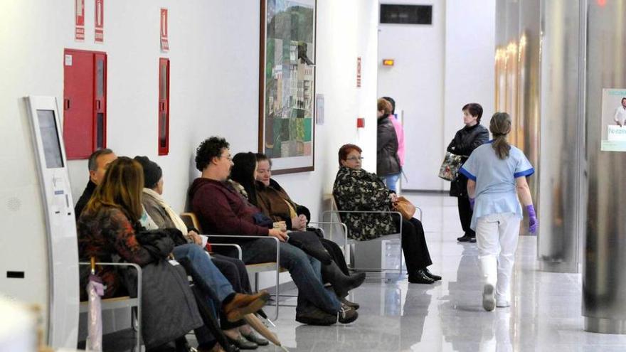 Familiares evacuados en una de las salas de espera del hospital.