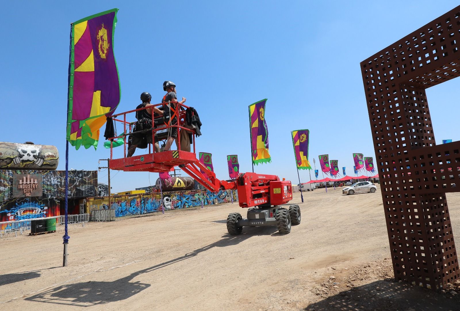 En imágenes | Montaje del escenario del Monegros Desert Festival