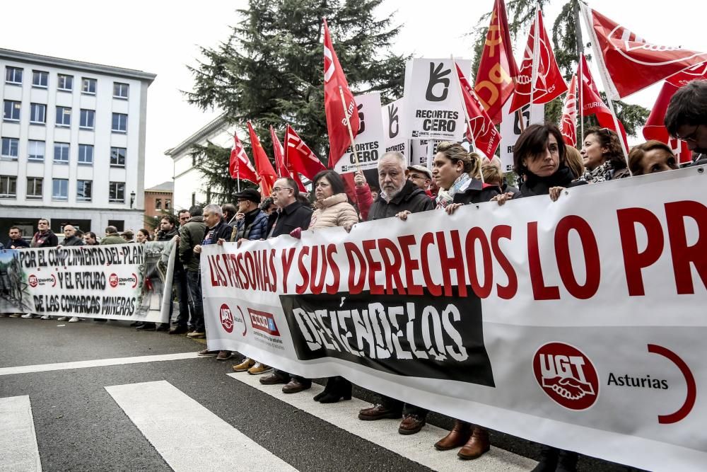 Manifestación de los sindicatos UGT y CCOO en Oviedo contra las políticas del Gobierno