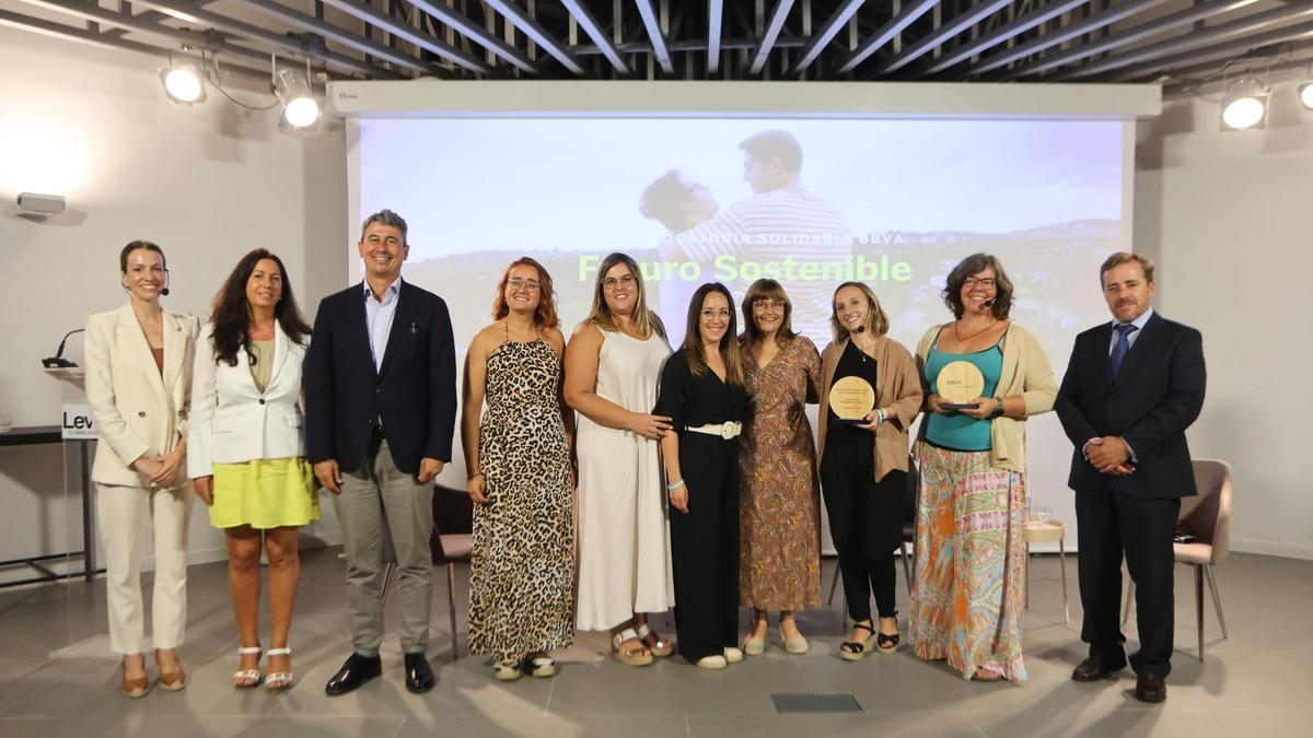 Los representantes de BBVA junto con las representantes de las entidades reconocidas en los premios Futuro Sostenible.