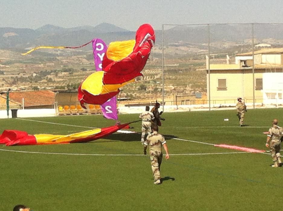 Exhibición de paracaidistas en Pliego