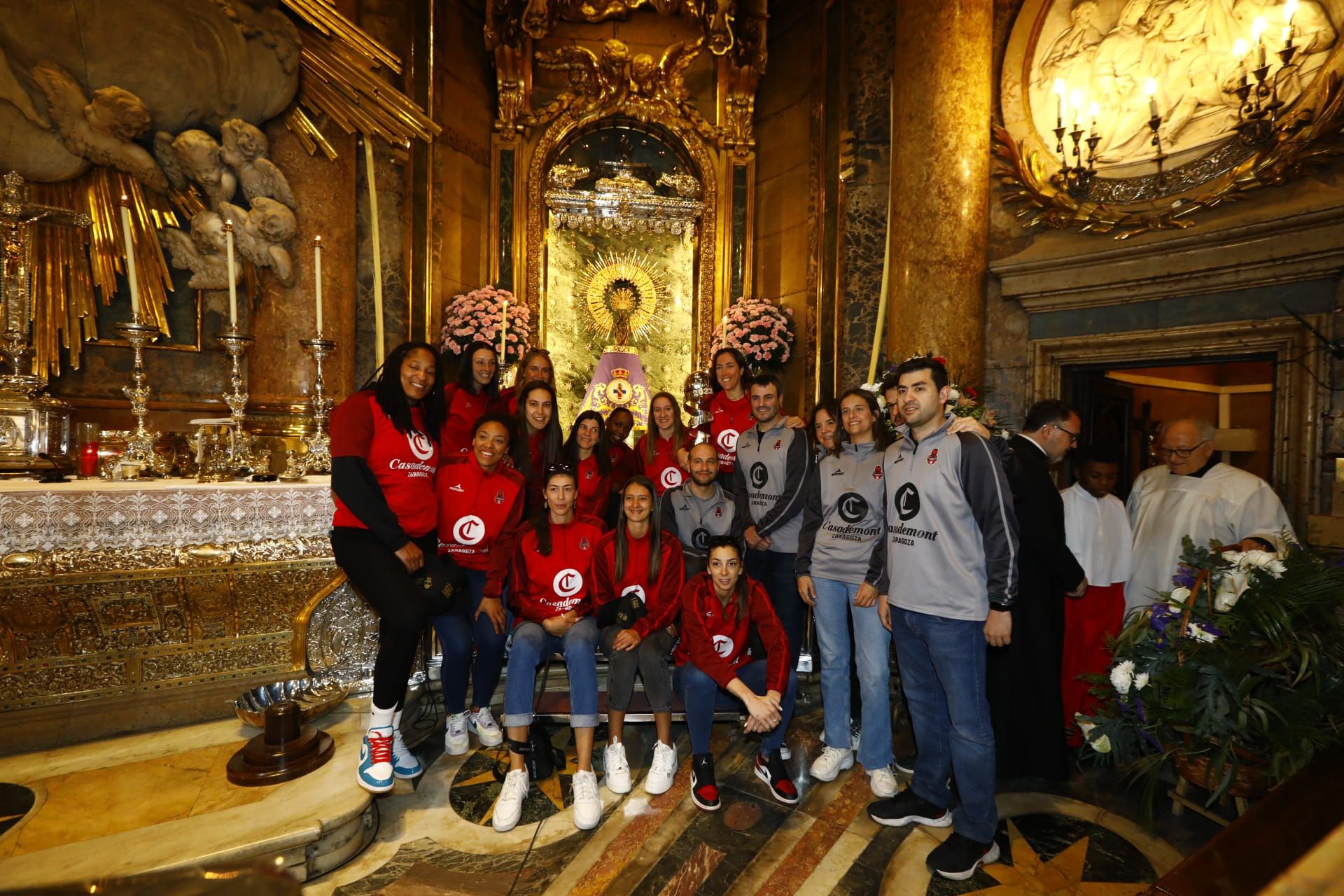 Baño de masas del Casademont Zaragoza en la plaza del Pilar y ofrenda de la Copa de la Reina a la Virgen del Pilar