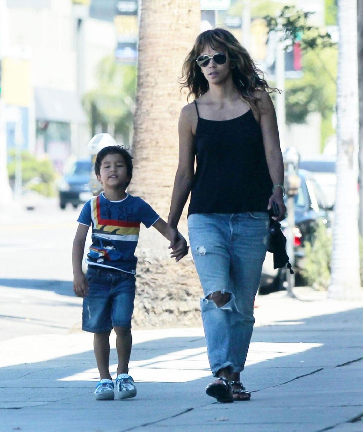 Halle Berry de paseo con su hijo