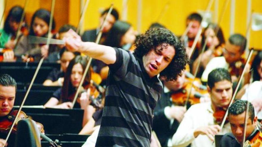 Gustavo Dudamel, dirigiendo uno de los ensayos de la Joven Orquesta «Simón Bolívar» el pasado mes de enero en el Auditorio de Oviedo.