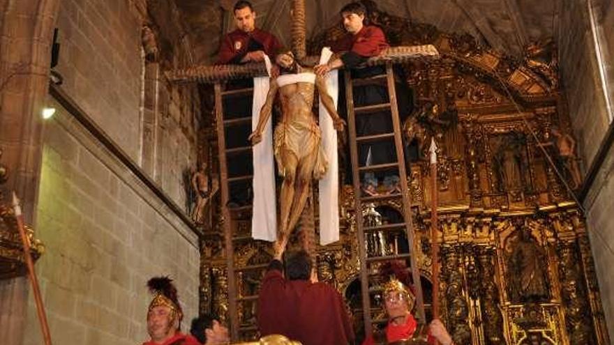 El Desenclavo del Cristo crucificado para depositarlo en la urna. /M.G.