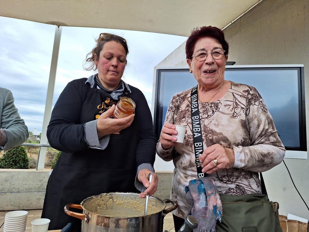 Marga Orell (izquierda) con Cati Riera de Ca n'Alfredo, otra referente de la gastronomía local.