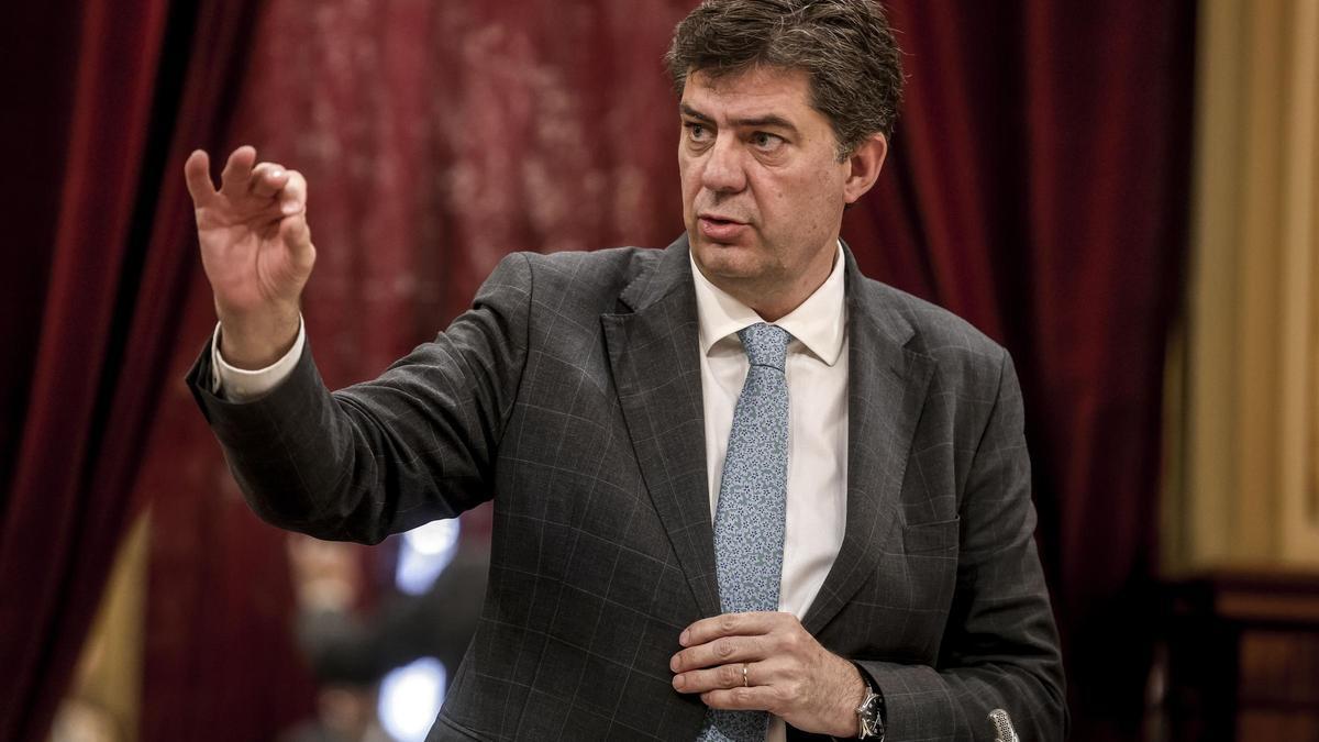 Imagen de archivo del conseller balear de Turismo, Jaume Bauzà, en el Parlament.