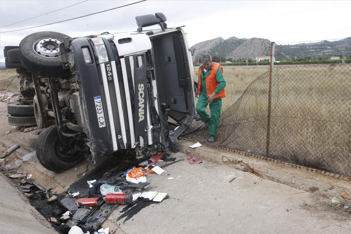 Muere un motorista al chocar con un camión en la N-340 en Benicàssim