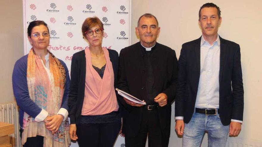 Carmen Alonso, María Tabarés, Ángel Feijóo, y Óscar Diéguez, miembros de Cáritas. // Iñaki Osorio