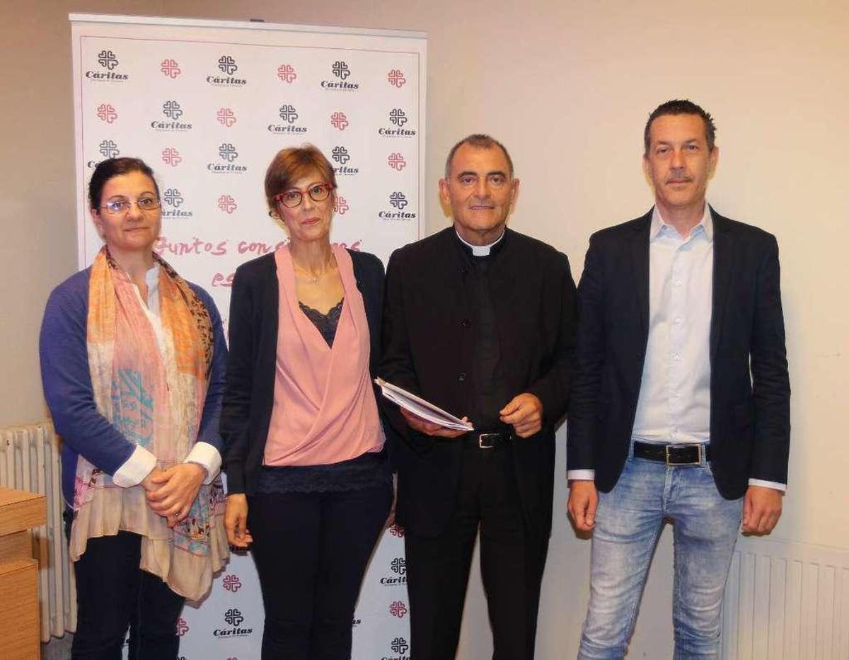 Carmen Alonso, María Tabarés, Ángel Feijóo, y Óscar Diéguez, miembros de Cáritas. // Iñaki Osorio
