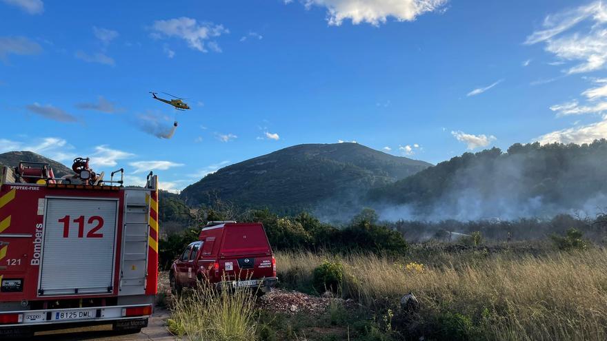 Fuerte despliegue por un incendio forestal junto al río Gorgos en Gata
