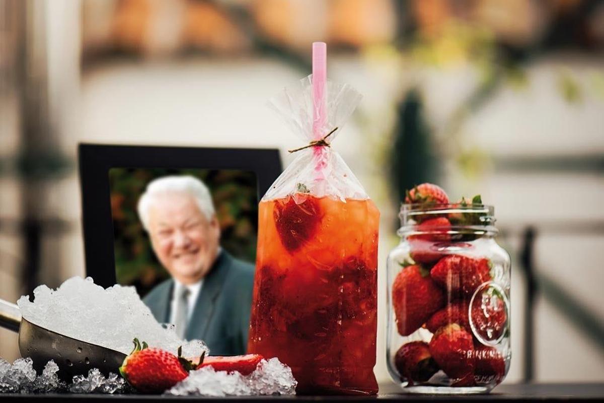 Russian Berry, el cóctel que se bebe en bolsa en The Hat