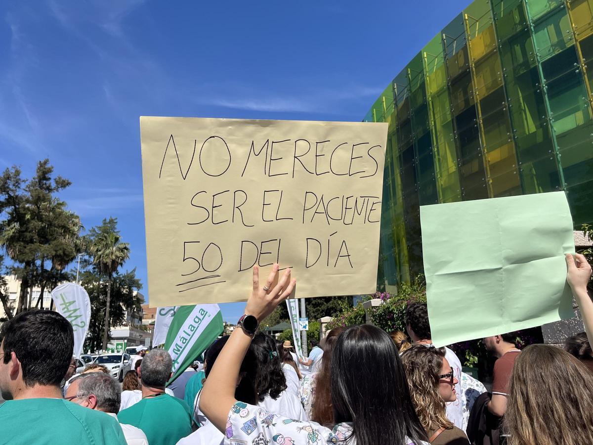 Más de 300 médicos de Málaga se manifiestan en la cuarta semana de huelga.