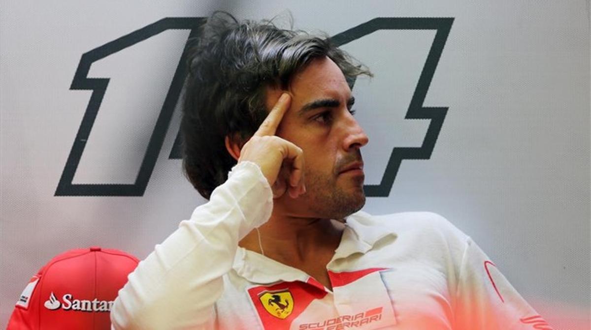Fernando Alonso, amb gest de preocupació al box de Ferrari. Fernando Alonso, amb gest de preocupació al box de Ferrari.