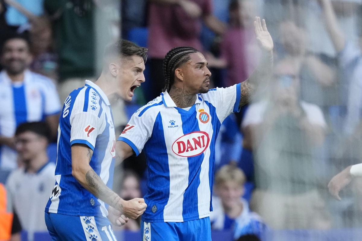 -El centrocampista del Españyol Pol Lozano, celebra su gol contra el Betis, durante el partido de la jornada 8 de LaLiga EA Sports, este domingo en el RCDE Stadium en Barcelona.-EFE/ Enric Fontcuberta. (Espanyol) (Betis)