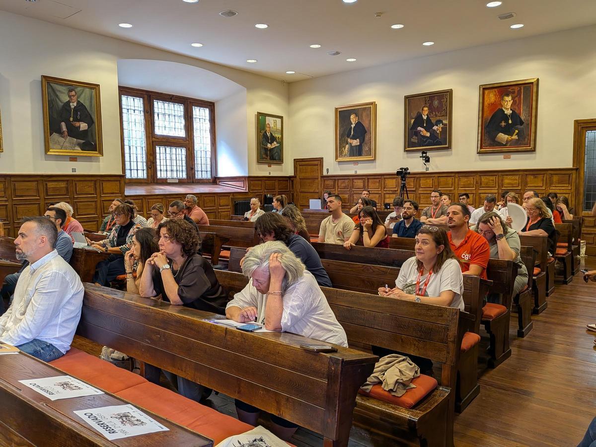 Los asitentes al coloquio, en el Aula Magna de la Universidad de Oviedo