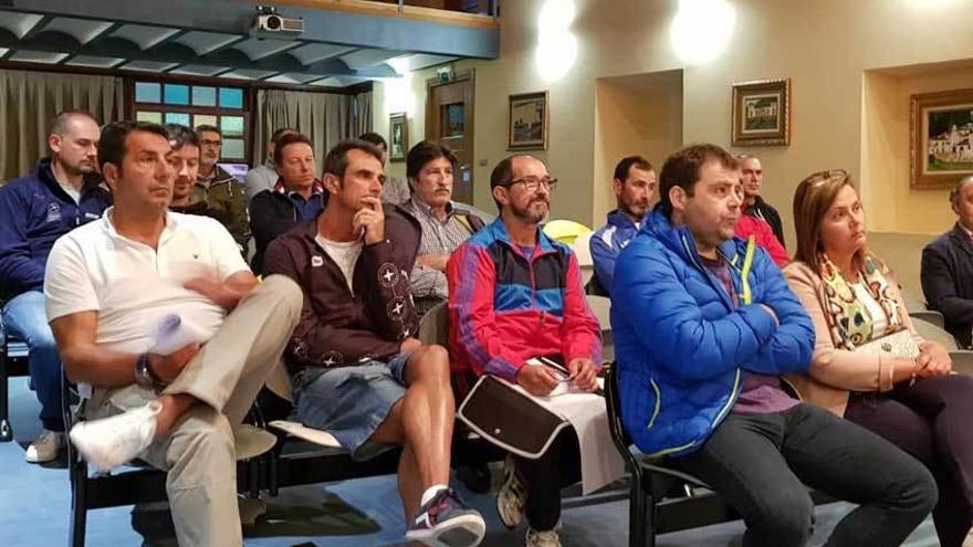 Representantes de asociaciones y clubes deportivos. en la primera reunión de la candidatura.