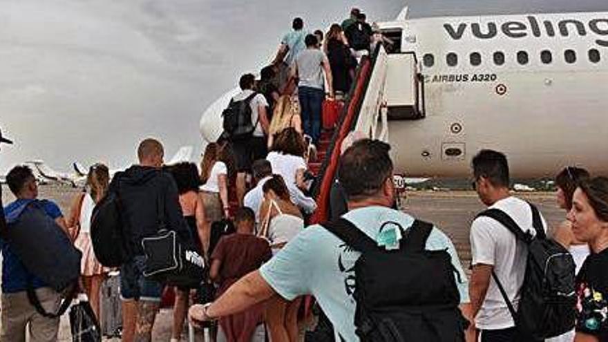Pasajeros embarcando en un avión de Vueling en el aeropuerto ibicenco el año pasado.