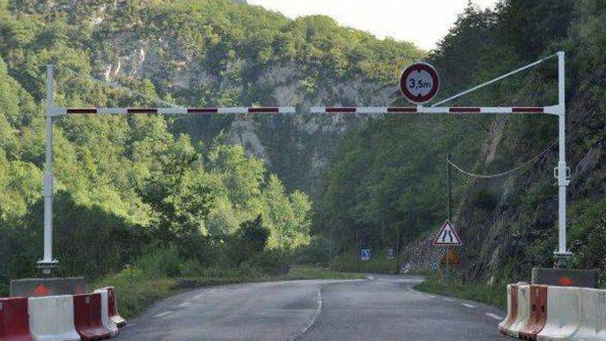 La voladura de una pared retrasa la apertura del túnel de Somport