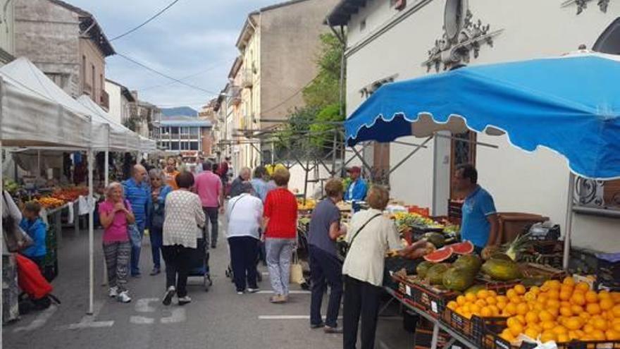 Des de finals de l&#039;any passat, les parades de fruita, verdura i planter se situen a la plaça Balmés.