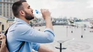 Una uróloga revela la cantidad de agua que hay que beber al día y no es la que piensas