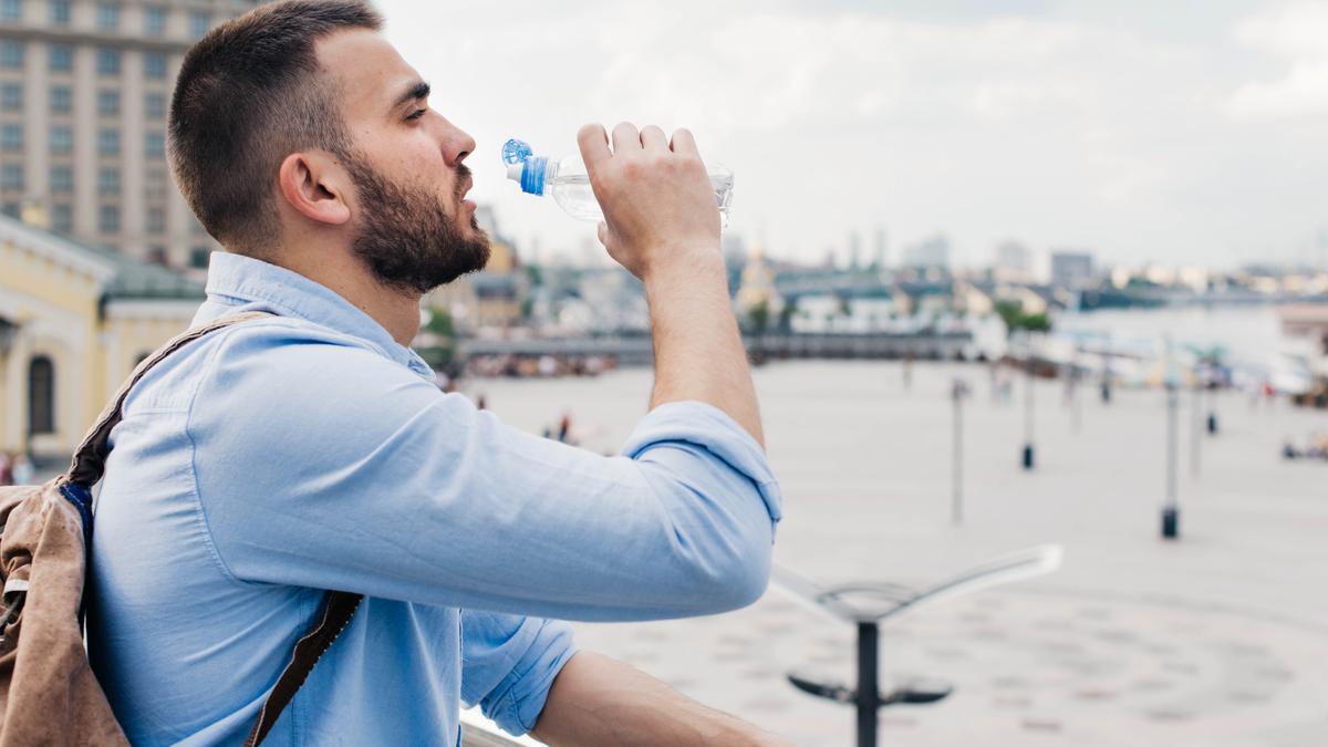 Entre 1,5 y 2,5 litros de agua recomiendan beber los expertos