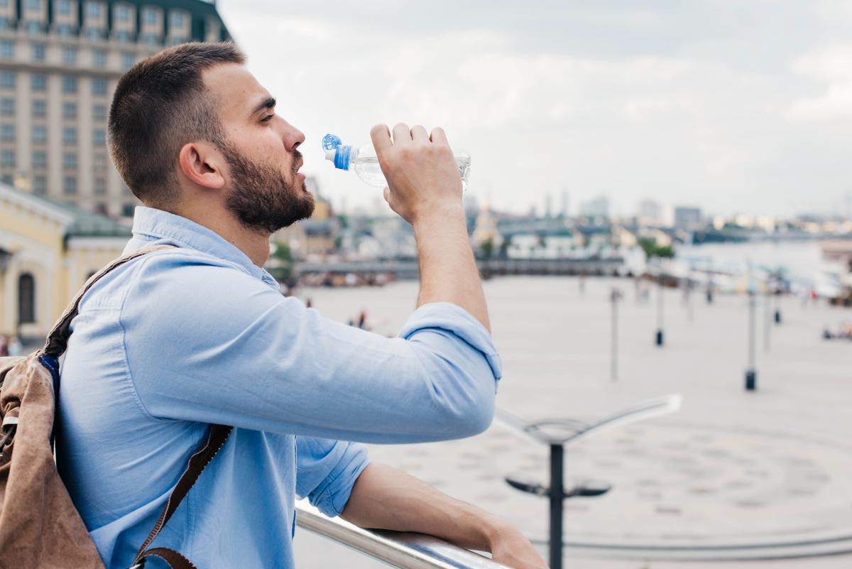 Entre 1,5 y 2,5 litros de agua recomiendan beber los expertos